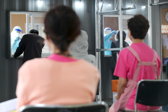 22일 오후 서울 성동구 보건소 선별진료소에서 노인요양시설 종사자들이 코로나19 선제검사를 받고 있다.      [성동구 제공]